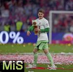 10.05.2025, Fussball 1. Bundesliga 2024/2025, 33. Spieltag,  FC Bayern Mnchen - Borussia Mnchengladbach, in der Allianz-Arena Mnchen. Torwart Jonas Urbig (FC Bayern Mnchen) mit Bierglas.
