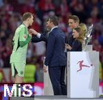 10.05.2025, Fussball 1. Bundesliga 2024/2025, 33. Spieltag,  FC Bayern Mnchen - Borussia Mnchengladbach, in der Allianz-Arena Mnchen. Torwart Manuel Neuer (FC Bayern Mnchen) bei der Medaillen bergabe