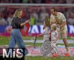 10.05.2025, Fussball 1. Bundesliga 2024/2025, 33. Spieltag,  FC Bayern Mnchen - Borussia Mnchengladbach, in der Allianz-Arena Mnchen. Harry Kane (FC Bayern Mnchen) mit seiner Familie, Katie Goodland und den gemeinsamen Kindern 