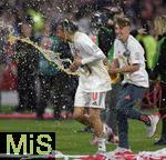10.05.2025, Fussball 1. Bundesliga 2024/2025, 33. Spieltag,  FC Bayern Mnchen - Borussia Mnchengladbach, in der Allianz-Arena Mnchen. Leroy Sane (Bayern Mnchen) wird mit Bier beschttet.