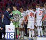10.05.2025, Fussball 1. Bundesliga 2024/2025, 33. Spieltag,  FC Bayern Mnchen - Borussia Mnchengladbach, in der Allianz-Arena Mnchen. v.l. Torwart Manuel Neuer (FC Bayern Mnchen) mit der Schale, v.l. Torwart Manuel Neuer (FC Bayern Mnchen), Joao Palhinha (FC Bayern Mnchen), Josip Stanisic (Bayern Mnchen) und Gabriel Vidovic (FC Bayern Mnchen) 