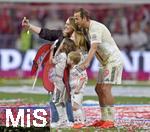 10.05.2025, Fussball 1. Bundesliga 2024/2025, 33. Spieltag,  FC Bayern Mnchen - Borussia Mnchengladbach, in der Allianz-Arena Mnchen. Harry Kane (FC Bayern Mnchen) mit seiner Familie, Katie Goodland und den gemeinsamen Kindern 