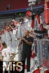 10.05.2025, Fussball 1. Bundesliga 2024/2025, 33. Spieltag,  FC Bayern Mnchen - Borussia Mnchengladbach, in der Allianz-Arena Mnchen. Trainer Vincent Kompany (FC Bayern Mnchen) mit seinem Sohn