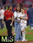 10.05.2025, Fussball 1. Bundesliga 2024/2025, 33. Spieltag,  FC Bayern Mnchen - Borussia Mnchengladbach, in der Allianz-Arena Mnchen. Carla Higgs die Frau Trainer Vincent Kompany (mitte, FC Bayern Mnchen) 