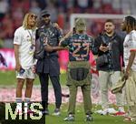 10.05.2025, Fussball 1. Bundesliga 2024/2025, 33. Spieltag,  FC Bayern Mnchen - Borussia Mnchengladbach, in der Allianz-Arena Mnchen. Sacha Boey (FC Bayern Mnchen) macht Fotos.