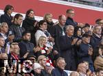 10.05.2025, Fussball 1. Bundesliga 2024/2025, 33. Spieltag,  FC Bayern Mnchen - Borussia Mnchengladbach, in der Allianz-Arena Mnchen. Der Moment der Auswechslung von Thomas Mller (FC Bayern Mnchen), das Stadion gibt stehenden Applaus, hier die Ehrentribne mit den Eltern von Mller, Mama Klaudia Mller und rechts neben ihr Vater Gerhard Mller. Hermann Gerland,   