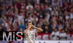 10.05.2025, Fussball 1. Bundesliga 2024/2025, 33. Spieltag,  FC Bayern Mnchen - Borussia Mnchengladbach, in der Allianz-Arena Mnchen. Der Moment der Auswechslung von Thomas Mller (FC Bayern Mnchen), ein letztes Winken und Handkuss als Abschiedsgru an die Fans auf den Tribnen.