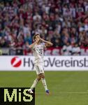 10.05.2025, Fussball 1. Bundesliga 2024/2025, 33. Spieltag,  FC Bayern Mnchen - Borussia Mnchengladbach, in der Allianz-Arena Mnchen. Der Moment der Auswechslung von Thomas Mller (FC Bayern Mnchen), ein letztes Winken und Handkuss als Abschiedsgru an die Fans auf den Tribnen.