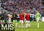 10.05.2025, Fussball 1. Bundesliga 2024/2025, 33. Spieltag,  FC Bayern Mnchen - Borussia Mnchengladbach, in der Allianz-Arena Mnchen. Der Moment der Auswechslung von Thomas Mller (FC Bayern Mnchen), die Mitspieler geben stehenden Applaus im Spalier, Torwart Daniel Peretz (FC Bayern Mnchen), Torwart Jonas Urbig (FC Bayern Mnchen), Sacha Boey (FC Bayern Mnchen), Torwart Manuel Neuer (FC Bayern Mnchen), Raphael Guerreiro (FC Bayern Mnchen), 