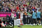 10.05.2025, Fussball 1. Bundesliga 2024/2025, 33. Spieltag,  FC Bayern Mnchen - Borussia Mnchengladbach, in der Allianz-Arena Mnchen. Der Moment der Auswechslung von Thomas Mller (FC Bayern Mnchen), das Stadion gibt stehenden Applaus, Mller bedankt sich.