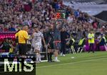 10.05.2025, Fussball 1. Bundesliga 2024/2025, 33. Spieltag,  FC Bayern Mnchen - Borussia Mnchengladbach, in der Allianz-Arena Mnchen. Der Moment der Auswechslung von Thomas Mller (FC Bayern Mnchen), das Stadion gibt stehenden Applaus, der vierte Offizielle Patrick Alt hebt die Nummerntafel hoch, Nummer 25 fr Nummer 7. Serge Gnabry (FC Bayern Mnchen) 