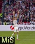 10.05.2025, Fussball 1. Bundesliga 2024/2025, 33. Spieltag,  FC Bayern Mnchen - Borussia Mnchengladbach, in der Allianz-Arena Mnchen. Der Moment der Auswechslung von Thomas Mller (FC Bayern Mnchen), ein letztes Winken als Abschiedsgru an die Fans auf den Tribnen.