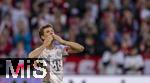 10.05.2025, Fussball 1. Bundesliga 2024/2025, 33. Spieltag,  FC Bayern Mnchen - Borussia Mnchengladbach, in der Allianz-Arena Mnchen. Der Moment der Auswechslung von Thomas Mller (FC Bayern Mnchen), ein letztes Winken und Handkuss als Abschiedsgru an die Fans auf den Tribnen.
