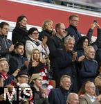 10.05.2025, Fussball 1. Bundesliga 2024/2025, 33. Spieltag,  FC Bayern Mnchen - Borussia Mnchengladbach, in der Allianz-Arena Mnchen. Der Moment der Auswechslung von Thomas Mller (FC Bayern Mnchen), das Stadion gibt stehenden Applaus, hier die Ehrentribne mit den Eltern von Mller, Mama Klaudia Mller und rechts neben ihr Vater Gerhard Mller. Hermann Gerland,   