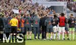 10.05.2025, Fussball 1. Bundesliga 2024/2025, 33. Spieltag,  FC Bayern Mnchen - Borussia Mnchengladbach, in der Allianz-Arena Mnchen. Der Moment der Auswechslung von Thomas Mller (FC Bayern Mnchen), die Mitspieler geben stehenden Applaus, Mller umarmt Trainer Vincent Kompany (FC Bayern Mnchen)  
