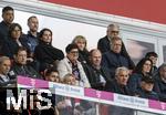 10.05.2025, Fussball 1. Bundesliga 2024/2025, 33. Spieltag,  FC Bayern Mnchen - Borussia Mnchengladbach, in der Allianz-Arena Mnchen.  Ehrentribne mit den Eltern von Thomas Mller, Mama Klaudia Mller und rechts neben ihr Vater Gerhard Mller. Hermann Gerland, Dieter Hoeness, 