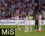 10.05.2025, Fussball 1. Bundesliga 2024/2025, 33. Spieltag,  FC Bayern Mnchen - Borussia Mnchengladbach, in der Allianz-Arena Mnchen. Der Moment der Auswechslung von Thomas Mller (FC Bayern Mnchen), ein letztes Winken als Abschiedsgru an die Fans auf den Tribnen. Michael Olise (FC Bayern Mnchen), Konrad Laimer (FC Bayern Mnchen), Harry Kane (FC Bayern Mnchen) 