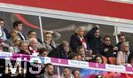 10.05.2025, Fussball 1. Bundesliga 2024/2025, 33. Spieltag,  FC Bayern Mnchen - Borussia Mnchengladbach, in der Allianz-Arena Mnchen.  Ministerprsident Dr. Markus Sder (3.v.re oben), MdL Klaus Holetschek (2.v.re, beide CSU) auf der Ehrentribne. mitte: Vorstandsvorsitzender Jan-Christian Dreesen (FC Bayern Mnchen), Prsident Herbert Hainer (FC Bayern), 