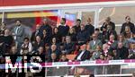 10.05.2025, Fussball 1. Bundesliga 2024/2025, 33. Spieltag,  FC Bayern Mnchen - Borussia Mnchengladbach, in der Allianz-Arena Mnchen.  Ehrentribne mit den Eltern von Thomas Mller, Mama Klaudia Mller und rechts neben ihr Vater Gerhard Mller. Hermann Gerland, Dieter Hoeness, Ehren-Prsident Uli Hoene (FC Bayern Mnchen, Hoeness), Ex-Vorstandsvorsitzender Karl-Heinz Rummenigge (FC Bayern Mnchen), Karl Hopfner,  Giovane Elber, Claudio Pizarro, Geschftsfhrer Michael Diederich (FC Bayern Mnchen), 