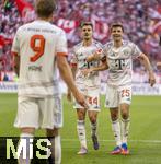 10.05.2025, Fussball 1. Bundesliga 2024/2025, 33. Spieltag,  FC Bayern Mnchen - Borussia Mnchengladbach, in der Allianz-Arena Mnchen. Torjubel, Thomas Mller (FC Bayern Mnchen), Harry Kane (FC Bayern Mnchen), Josip Stanisic (Bayern Mnchen), 