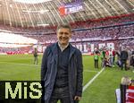 10.05.2025, Fussball 1. Bundesliga 2024/2025, 33. Spieltag,  FC Bayern Mnchen - Borussia Mnchengladbach, in der Allianz-Arena Mnchen. Star-Tenor Jonas Kaufmann singt vor dem Spiel die neue Stadion-Fanhymne. Hier noch ein Foto fr den Fotografen.