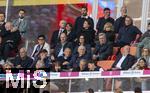 10.05.2025, Fussball 1. Bundesliga 2024/2025, 33. Spieltag,  FC Bayern Mnchen - Borussia Mnchengladbach, in der Allianz-Arena Mnchen.  Ehrentribne mit den Eltern von Thomas Mller, Mama Klaudia Mller und rechts neben ihr Vater Gerhard Mller. Hermann Gerland,  