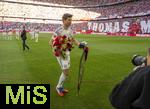 10.05.2025, Fussball 1. Bundesliga 2024/2025, 33. Spieltag,  FC Bayern Mnchen - Borussia Mnchengladbach, in der Allianz-Arena Mnchen. Thomas Mller (FC Bayern Mnchen) mit dem Blumenstrauss zum Abschied am Spielfeldrand nach seiner Verabschiedung.