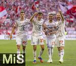 10.05.2025, Fussball 1. Bundesliga 2024/2025, 33. Spieltag,  FC Bayern Mnchen - Borussia Mnchengladbach, in der Allianz-Arena Mnchen. Torjubel, v.li: Josip Stanisic (Bayern Mnchen), Thomas Mller (FC Bayern Mnchen), Michael Olise (FC Bayern Mnchen), Konrad Laimer (FC Bayern Mnchen), 