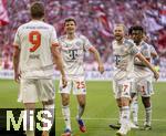 10.05.2025, Fussball 1. Bundesliga 2024/2025, 33. Spieltag,  FC Bayern Mnchen - Borussia Mnchengladbach, in der Allianz-Arena Mnchen. Torjubel, Thomas Mller (FC Bayern Mnchen), Harry Kane (FC Bayern Mnchen), Konrad Laimer (FC Bayern Mnchen), Kingsley Coman (FC Bayern Mnchen) 