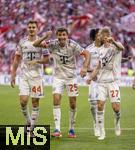 10.05.2025, Fussball 1. Bundesliga 2024/2025, 33. Spieltag,  FC Bayern Mnchen - Borussia Mnchengladbach, in der Allianz-Arena Mnchen. Torjubel, Josip Stanisic (Bayern Mnchen), Thomas Mller (FC Bayern Mnchen), Konrad Laimer (FC Bayern Mnchen) 
