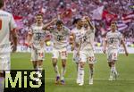10.05.2025, Fussball 1. Bundesliga 2024/2025, 33. Spieltag,  FC Bayern Mnchen - Borussia Mnchengladbach, in der Allianz-Arena Mnchen. Torjubel, Josip Stanisic (Bayern Mnchen), Thomas Mller (FC Bayern Mnchen), Konrad Laimer (FC Bayern Mnchen), Michael Olise (FC Bayern Mnchen), Joshua Kimmich (FC Bayern Mnchen), Harry Kane (FC Bayern Mnchen), 
