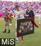 10.05.2025, Fussball 1. Bundesliga 2024/2025, 33. Spieltag,  FC Bayern Mnchen - Borussia Mnchengladbach, in der Allianz-Arena Mnchen. Thomas Mller (FC Bayern Mnchen) trgt Blumen und sein Geschenk zu seiner Verabschiedung.  