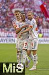 10.05.2025, Fussball 1. Bundesliga 2024/2025, 33. Spieltag,  FC Bayern Mnchen - Borussia Mnchengladbach, in der Allianz-Arena Mnchen. Torjubel, v.li: Josip Stanisic (Bayern Mnchen), Michael Olise (FC Bayern Mnchen), Konrad Laimer (FC Bayern Mnchen),  