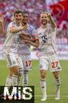 10.05.2025, Fussball 1. Bundesliga 2024/2025, 33. Spieltag,  FC Bayern Mnchen - Borussia Mnchengladbach, in der Allianz-Arena Mnchen. Torjubel, Thomas Mller (FC Bayern Mnchen), Michael Olise (FC Bayern Mnchen), Konrad Laimer (FC Bayern Mnchen),  