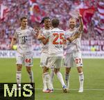 10.05.2025, Fussball 1. Bundesliga 2024/2025, 33. Spieltag,  FC Bayern Mnchen - Borussia Mnchengladbach, in der Allianz-Arena Mnchen. Torjubel, v.li: Josip Stanisic (Bayern Mnchen), Michael Olise (FC Bayern Mnchen), Thomas Mller (FC Bayern Mnchen),  Konrad Laimer (FC Bayern Mnchen),  