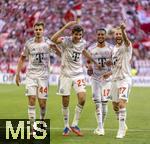 10.05.2025, Fussball 1. Bundesliga 2024/2025, 33. Spieltag,  FC Bayern Mnchen - Borussia Mnchengladbach, in der Allianz-Arena Mnchen. Torjubel, v.li: Josip Stanisic (Bayern Mnchen), Thomas Mller (FC Bayern Mnchen), Michael Olise (FC Bayern Mnchen), Konrad Laimer (FC Bayern Mnchen),  