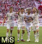 10.05.2025, Fussball 1. Bundesliga 2024/2025, 33. Spieltag,  FC Bayern Mnchen - Borussia Mnchengladbach, in der Allianz-Arena Mnchen. Torjubel, v.li: Josip Stanisic (Bayern Mnchen), Thomas Mller (FC Bayern Mnchen), Michael Olise (FC Bayern Mnchen), Konrad Laimer (FC Bayern Mnchen), 