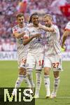 10.05.2025, Fussball 1. Bundesliga 2024/2025, 33. Spieltag,  FC Bayern Mnchen - Borussia Mnchengladbach, in der Allianz-Arena Mnchen. Torjubel, v.li: Josip Stanisic (Bayern Mnchen), Michael Olise (FC Bayern Mnchen), Konrad Laimer (FC Bayern Mnchen),  