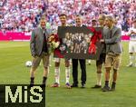 10.05.2025, Fussball 1. Bundesliga 2024/2025, 33. Spieltag,  FC Bayern Mnchen - Borussia Mnchengladbach, in der Allianz-Arena Mnchen. Thomas Mller (FC Bayern Mnchen) bekommt Blumen und ein Foto mit allen gewonnenen Trophen zu seiner Verabschiedung. v.li: Sportvorstand Max Eberl (Bayern Mnchen), Thomas Mller (FC Bayern Mnchen), Prsident Herbert Hainer (FC Bayern), Vorstandsvorsitzender Jan-Christian Dreesen (FC Bayern Mnchen), Geschftsfhrer Michael Diederich (FC Bayern Mnchen) alle in Lederhosen.