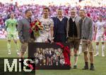 10.05.2025, Fussball 1. Bundesliga 2024/2025, 33. Spieltag,  FC Bayern Mnchen - Borussia Mnchengladbach, in der Allianz-Arena Mnchen. Thomas Mller (FC Bayern Mnchen) bekommt Blumen und ein Foto mit allen gewonnenen Trophen zu seiner Verabschiedung. v.li: Sportvorstand Max Eberl (Bayern Mnchen), Thomas Mller (FC Bayern Mnchen), Prsident Herbert Hainer (FC Bayern), Vorstandsvorsitzender Jan-Christian Dreesen (FC Bayern Mnchen), Geschftsfhrer Michael Diederich (FC Bayern Mnchen) alle in Lederhosen.