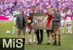 10.05.2025, Fussball 1. Bundesliga 2024/2025, 33. Spieltag,  FC Bayern Mnchen - Borussia Mnchengladbach, in der Allianz-Arena Mnchen. Thomas Mller (FC Bayern Mnchen) bekommt Blumen und ein Foto mit allen gewonnenen Trophen zu seiner Verabschiedung. v.li: Sportvorstand Max Eberl (Bayern Mnchen), Thomas Mller (FC Bayern Mnchen), Prsident Herbert Hainer (FC Bayern), Vorstandsvorsitzender Jan-Christian Dreesen (FC Bayern Mnchen), Geschftsfhrer Michael Diederich (FC Bayern Mnchen) alle in Lederhosen.
