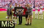 10.05.2025, Fussball 1. Bundesliga 2024/2025, 33. Spieltag,  FC Bayern Mnchen - Borussia Mnchengladbach, in der Allianz-Arena Mnchen. Thomas Mller (FC Bayern Mnchen) bekommt Blumen und ein Foto mit allen gewonnenen Trophen zu seiner Verabschiedung. v.li: Sportvorstand Max Eberl (Bayern Mnchen), Thomas Mller (FC Bayern Mnchen), Prsident Herbert Hainer (FC Bayern), Vorstandsvorsitzender Jan-Christian Dreesen (FC Bayern Mnchen), Geschftsfhrer Michael Diederich (FC Bayern Mnchen) alle in Lederhosen.