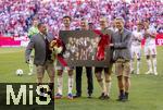10.05.2025, Fussball 1. Bundesliga 2024/2025, 33. Spieltag,  FC Bayern Mnchen - Borussia Mnchengladbach, in der Allianz-Arena Mnchen. Thomas Mller (FC Bayern Mnchen) bekommt Blumen und ein Foto mit allen gewonnenen Trophen zu seiner Verabschiedung. v.li: Sportvorstand Max Eberl (Bayern Mnchen), Thomas Mller (FC Bayern Mnchen), Prsident Herbert Hainer (FC Bayern), Vorstandsvorsitzender Jan-Christian Dreesen (FC Bayern Mnchen), Geschftsfhrer Michael Diederich (FC Bayern Mnchen) alle in Lederhosen.