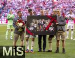 10.05.2025, Fussball 1. Bundesliga 2024/2025, 33. Spieltag,  FC Bayern Mnchen - Borussia Mnchengladbach, in der Allianz-Arena Mnchen. Thomas Mller (FC Bayern Mnchen) bekommt Blumen und ein Foto mit allen gewonnenen Trophen zu seiner Verabschiedung. v.li: Sportvorstand Max Eberl (Bayern Mnchen), Thomas Mller (FC Bayern Mnchen), Prsident Herbert Hainer (FC Bayern), Vorstandsvorsitzender Jan-Christian Dreesen (FC Bayern Mnchen), Geschftsfhrer Michael Diederich (FC Bayern Mnchen) alle in Lederhosen.