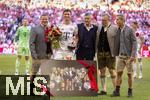 10.05.2025, Fussball 1. Bundesliga 2024/2025, 33. Spieltag,  FC Bayern Mnchen - Borussia Mnchengladbach, in der Allianz-Arena Mnchen. Thomas Mller (FC Bayern Mnchen) bekommt Blumen und ein Foto mit allen gewonnenen Trophen zu seiner Verabschiedung. v.li: Sportvorstand Max Eberl (Bayern Mnchen), Thomas Mller (FC Bayern Mnchen), Prsident Herbert Hainer (FC Bayern), Vorstandsvorsitzender Jan-Christian Dreesen (FC Bayern Mnchen), Geschftsfhrer Michael Diederich (FC Bayern Mnchen) alle in Lederhosen.
