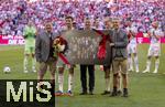 10.05.2025, Fussball 1. Bundesliga 2024/2025, 33. Spieltag,  FC Bayern Mnchen - Borussia Mnchengladbach, in der Allianz-Arena Mnchen. Thomas Mller (FC Bayern Mnchen) bekommt Blumen und ein Foto mit allen gewonnenen Trophen zu seiner Verabschiedung. v.li: Sportvorstand Max Eberl (Bayern Mnchen), Thomas Mller (FC Bayern Mnchen), Prsident Herbert Hainer (FC Bayern), Vorstandsvorsitzender Jan-Christian Dreesen (FC Bayern Mnchen), Geschftsfhrer Michael Diederich (FC Bayern Mnchen) alle in Lederhosen.