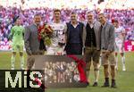 10.05.2025, Fussball 1. Bundesliga 2024/2025, 33. Spieltag,  FC Bayern Mnchen - Borussia Mnchengladbach, in der Allianz-Arena Mnchen. Thomas Mller (FC Bayern Mnchen) bekommt Blumen und ein Foto mit allen gewonnenen Trophen zu seiner Verabschiedung. v.li: Sportvorstand Max Eberl (Bayern Mnchen), Thomas Mller (FC Bayern Mnchen), Prsident Herbert Hainer (FC Bayern), Vorstandsvorsitzender Jan-Christian Dreesen (FC Bayern Mnchen), Geschftsfhrer Michael Diederich (FC Bayern Mnchen) alle in Lederhosen.