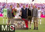 10.05.2025, Fussball 1. Bundesliga 2024/2025, 33. Spieltag,  FC Bayern Mnchen - Borussia Mnchengladbach, in der Allianz-Arena Mnchen. Thomas Mller (FC Bayern Mnchen) bekommt Blumen und ein Foto mit allen gewonnenen Trophen zu seiner Verabschiedung. v.li: Sportvorstand Max Eberl (Bayern Mnchen), Thomas Mller (FC Bayern Mnchen), Prsident Herbert Hainer (FC Bayern), Vorstandsvorsitzender Jan-Christian Dreesen (FC Bayern Mnchen), Geschftsfhrer Michael Diederich (FC Bayern Mnchen) alle in Lederhosen.