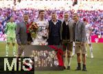 10.05.2025, Fussball 1. Bundesliga 2024/2025, 33. Spieltag,  FC Bayern Mnchen - Borussia Mnchengladbach, in der Allianz-Arena Mnchen. Thomas Mller (FC Bayern Mnchen) bekommt Blumen und ein Foto mit allen gewonnenen Trophen zu seiner Verabschiedung. v.li: Sportvorstand Max Eberl (Bayern Mnchen), Thomas Mller (FC Bayern Mnchen), Prsident Herbert Hainer (FC Bayern), Vorstandsvorsitzender Jan-Christian Dreesen (FC Bayern Mnchen), Geschftsfhrer Michael Diederich (FC Bayern Mnchen) alle in Lederhosen.