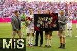 10.05.2025, Fussball 1. Bundesliga 2024/2025, 33. Spieltag,  FC Bayern Mnchen - Borussia Mnchengladbach, in der Allianz-Arena Mnchen. Thomas Mller (FC Bayern Mnchen) bekommt Blumen und ein Foto mit allen gewonnenen Trophen zu seiner Verabschiedung. v.li: Sportvorstand Max Eberl (Bayern Mnchen), Thomas Mller (FC Bayern Mnchen), Prsident Herbert Hainer (FC Bayern), Vorstandsvorsitzender Jan-Christian Dreesen (FC Bayern Mnchen), Geschftsfhrer Michael Diederich (FC Bayern Mnchen) alle in Lederhosen.